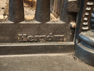 Chimenea metálica negra y dorada, de la marca HERG