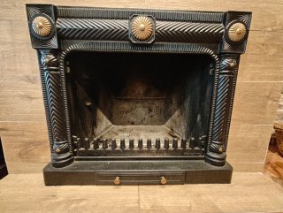 Chimenea metálica negra y dorada, de la marca HERG