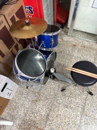 Batería azul con banqueta y baquetas