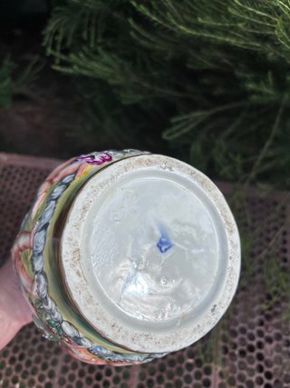 Jarrón de colección con querubines