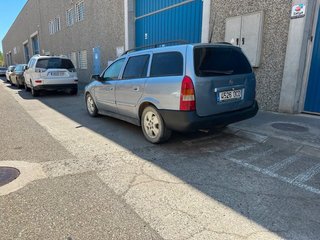 Coche familiar azul