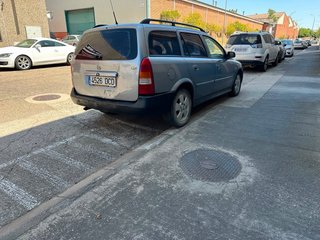 Coche familiar azul