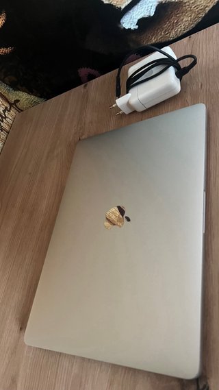 MacBook Pro 13” barra tactil, chip M2 8GB 256GB