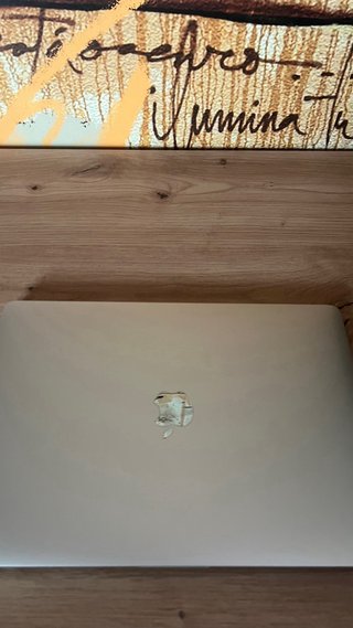 MacBook Pro 13” barra tactil, chip M2 8GB 256GB