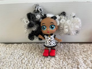 Muñeca pequeña pelo blanco y negro