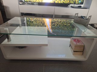 Mesa auxiliar cristal y blanco