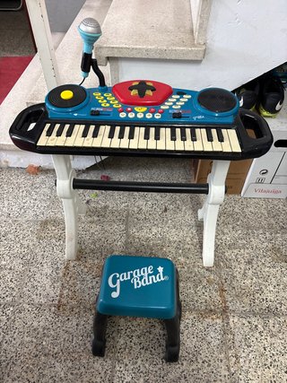 Órgano infantil con micrófono y banqueta