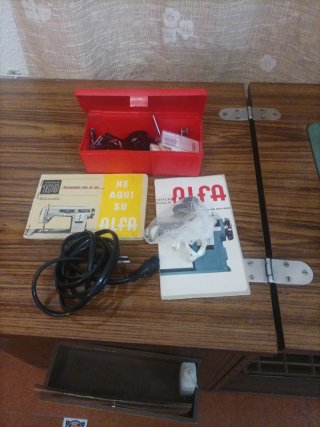 Máquina de coser Alfa Automátic 109 con mueble
