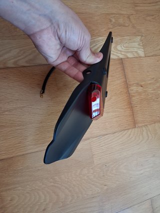 Guarda lamas com stop para moto