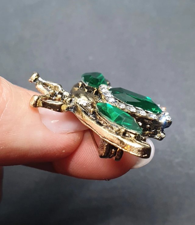 Broche Abeja con Piedras Verdes y Doradas