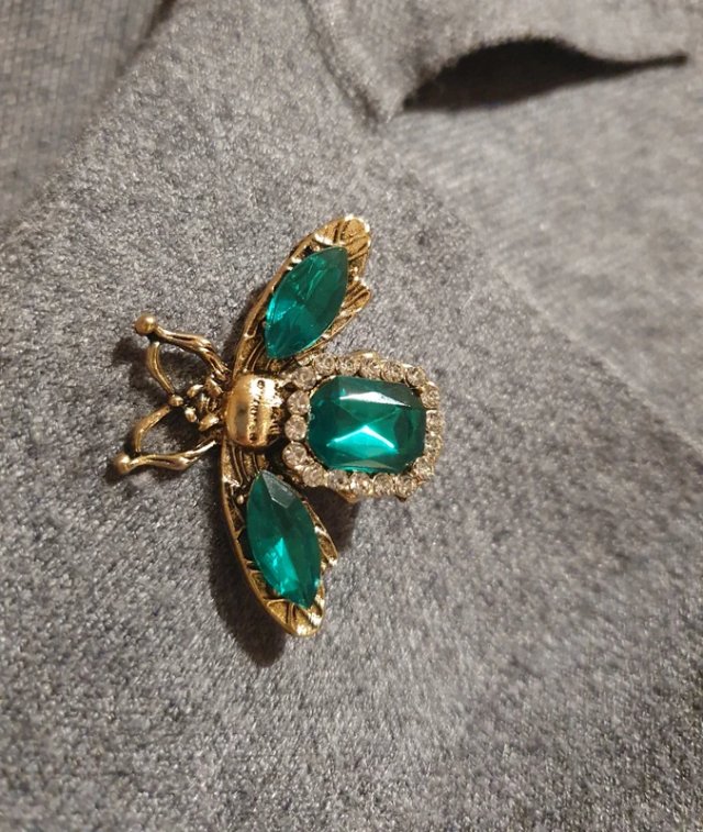 Broche Abeja con Piedras Verdes y Doradas