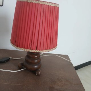 Lamparita de mesa roja y madera