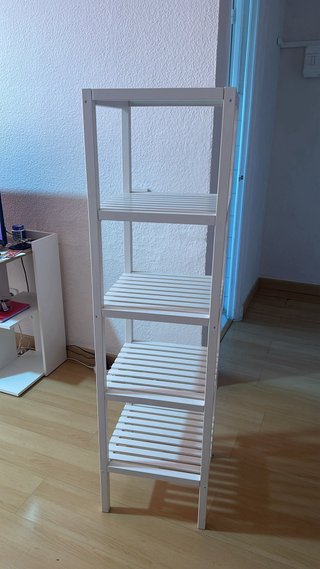 Estantería de madera blanca
