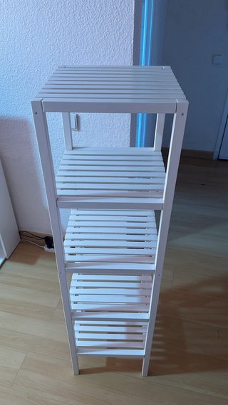 Estantería de madera blanca