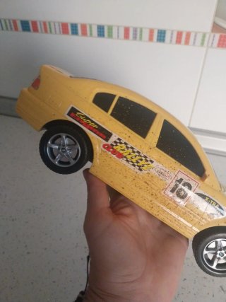 Coche de juguete amarillo Dickie