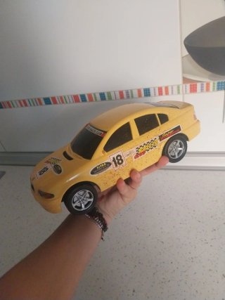 Coche de juguete amarillo Dickie