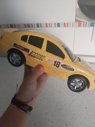 Coche de juguete amarillo Dickie