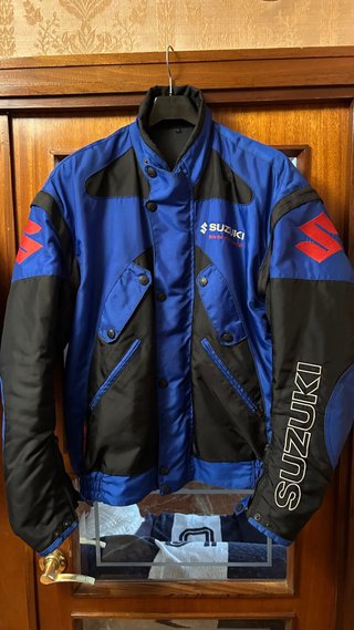 Dos cazadoras SUZUKI Talla M y XXL.