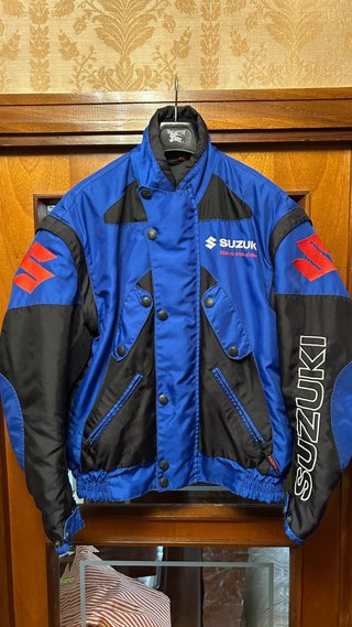Dos cazadoras SUZUKI Talla M y XXL.