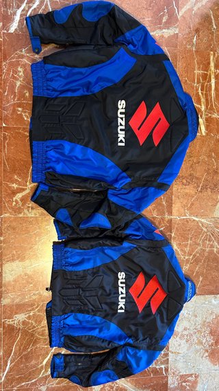 Dos cazadoras SUZUKI Talla M y XXL.