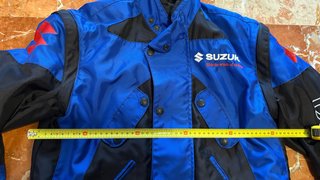 Dos cazadoras SUZUKI Talla M y XXL.