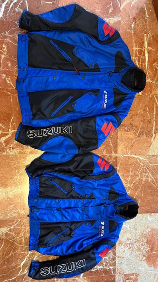 Dos cazadoras SUZUKI Talla M y XXL.
