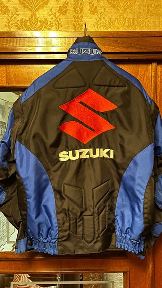Dos cazadoras SUZUKI Talla M y XXL.