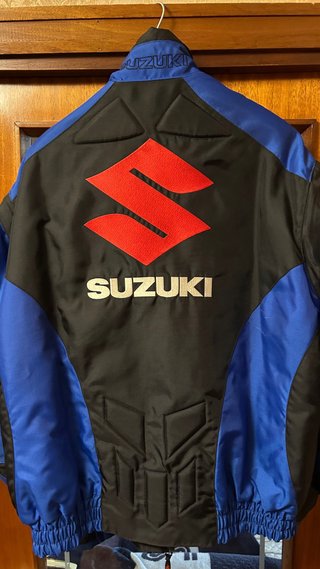 Dos cazadoras SUZUKI Talla M y XXL.