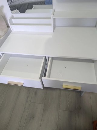 Tocador blanco con espejo y luces