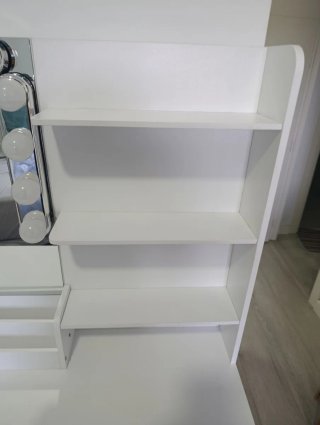 Tocador blanco con espejo y luces