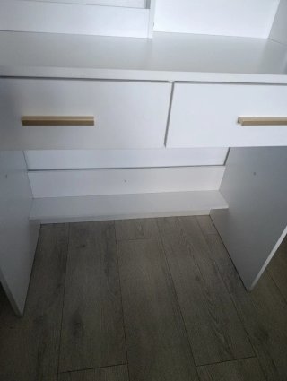 Tocador blanco con espejo y luces