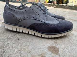 Zapatos grises estilo Oxford