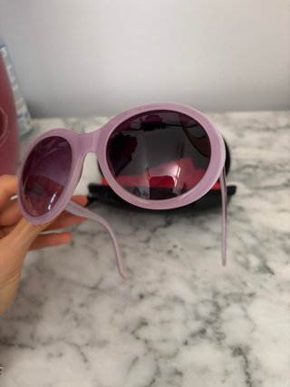 Gafas de sol rosas y moradas