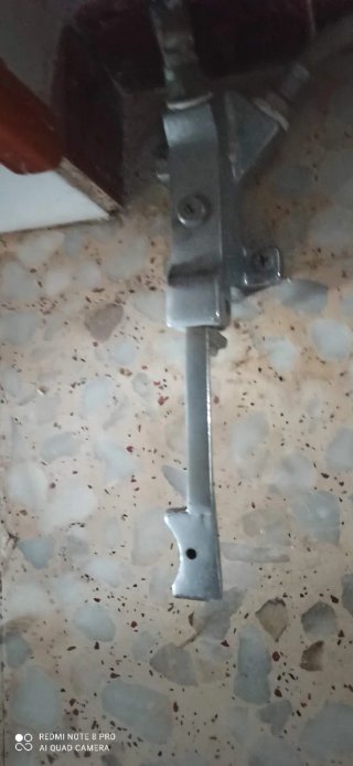 Lavabo de cerámica con grifo de pedal