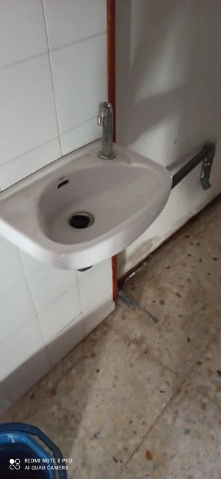 Lavabo de cerámica con grifo de pedal
