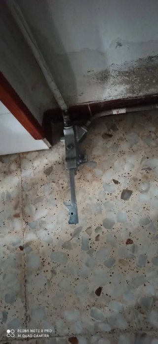 Lavabo de cerámica con grifo de pedal