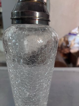Coctelera de cristal agrietado