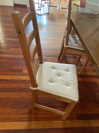 Mesa de comedor y 4 sillas de madera