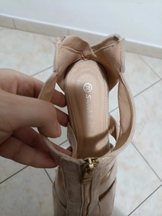Zeppe beige con cerniera