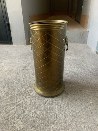 Paragüero antiguo bronce con león