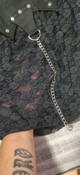 Falda gótica asimétrica con encaje y cadenas