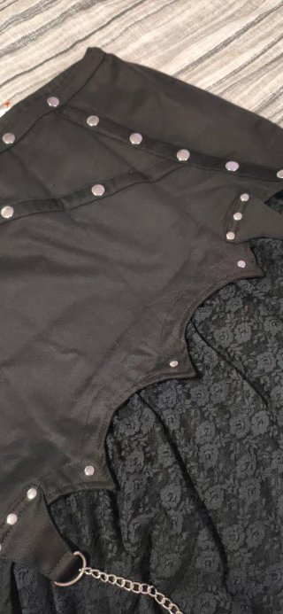 Falda gótica asimétrica con encaje y cadenas