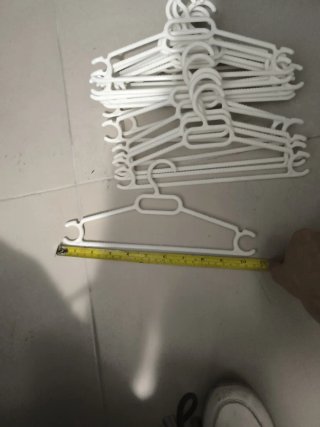 Perchas pequeñas de plástico blanco