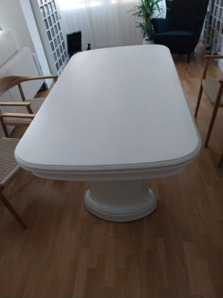 Mesa de comedor blanca de madera
