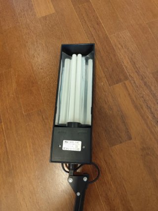 Flexo de escritorio negro con pinza