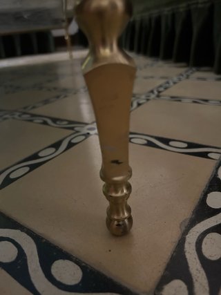 Mesa baja cristal y metal dorado