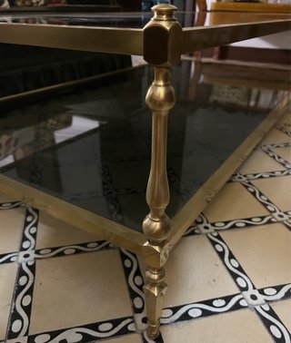 Mesa baja cristal y metal dorado
