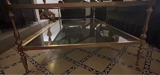 Mesa baja cristal y metal dorado