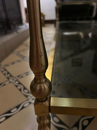 Mesa baja cristal y metal dorado
