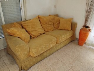 Sofá amarillo de tela